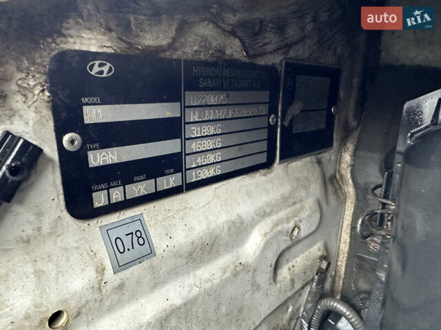 Серый Хендай H-1, объемом двигателя 2.5 л и пробегом 192 тыс. км за 5350 $, фото 9 на Automoto.ua