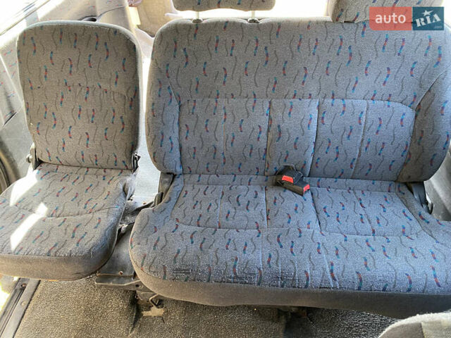 Серый Хендай H-1, объемом двигателя 2.48 л и пробегом 300 тыс. км за 3300 $, фото 8 на Automoto.ua