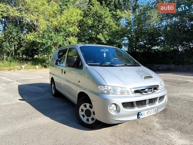 Серый Хендай H-1, объемом двигателя 2.5 л и пробегом 355 тыс. км за 5400 $, фото 2 на Automoto.ua