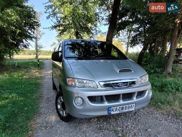 Серый Хендай H-1, объемом двигателя 2.5 л и пробегом 355 тыс. км за 5400 $, фото 6 на Automoto.ua
