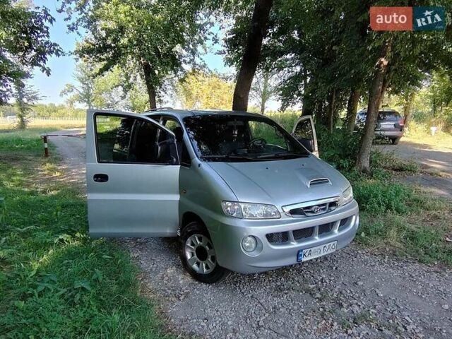 Серый Хендай H-1, объемом двигателя 2.5 л и пробегом 355 тыс. км за 5400 $, фото 5 на Automoto.ua