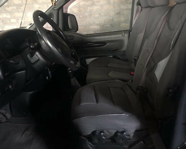 Сірий Хендай H-1, об'ємом двигуна 2.48 л та пробігом 197 тис. км за 7000 $, фото 2 на Automoto.ua