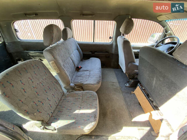 Серый Хендай H-1, объемом двигателя 2.48 л и пробегом 300 тыс. км за 3300 $, фото 6 на Automoto.ua