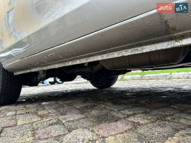 Серый Хендай H-1, объемом двигателя 2.5 л и пробегом 192 тыс. км за 5350 $, фото 6 на Automoto.ua