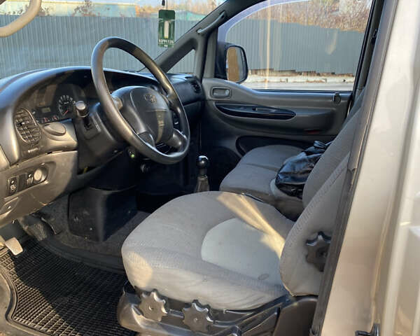 Серый Хендай H-1, объемом двигателя 2.48 л и пробегом 311 тыс. км за 5799 $, фото 11 на Automoto.ua