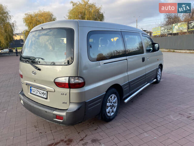 Серый Хендай H-1, объемом двигателя 2.48 л и пробегом 311 тыс. км за 5799 $, фото 5 на Automoto.ua