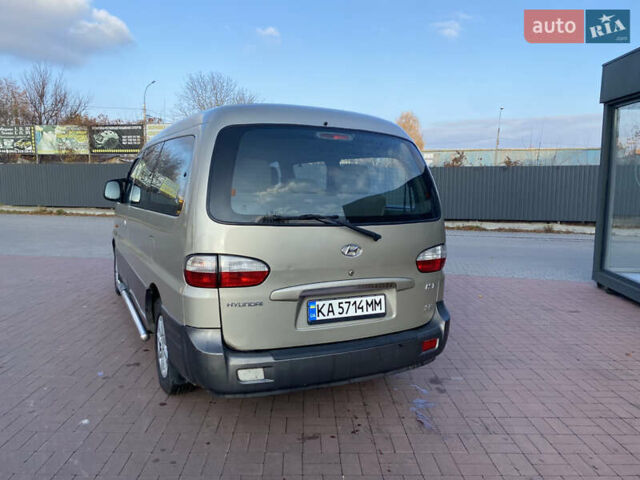 Серый Хендай H-1, объемом двигателя 2.48 л и пробегом 311 тыс. км за 5799 $, фото 7 на Automoto.ua