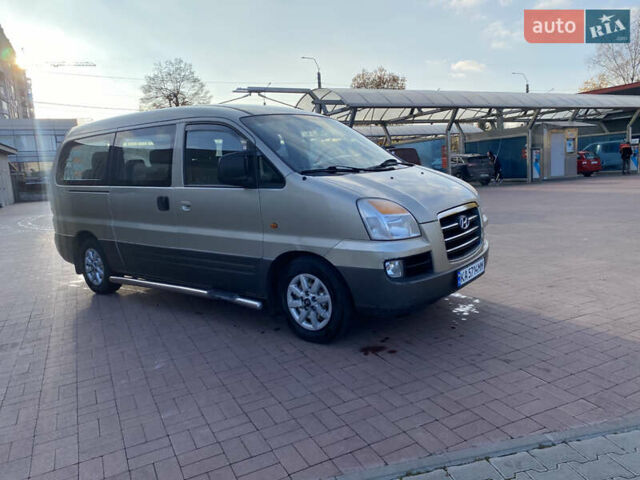 Серый Хендай H-1, объемом двигателя 2.48 л и пробегом 311 тыс. км за 5799 $, фото 3 на Automoto.ua