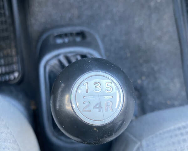 Серый Хендай H-1, объемом двигателя 2.48 л и пробегом 311 тыс. км за 5799 $, фото 17 на Automoto.ua