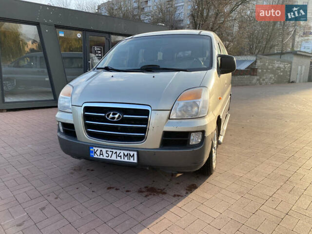 Серый Хендай H-1, объемом двигателя 2.48 л и пробегом 311 тыс. км за 5799 $, фото 1 на Automoto.ua