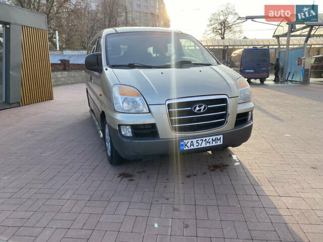 Серый Хендай H-1, объемом двигателя 2.48 л и пробегом 311 тыс. км за 5799 $, фото 2 на Automoto.ua