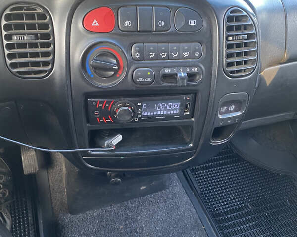 Серый Хендай H-1, объемом двигателя 2.48 л и пробегом 311 тыс. км за 5799 $, фото 18 на Automoto.ua