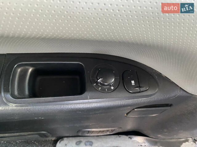 Серый Хендай H-1, объемом двигателя 2.48 л и пробегом 311 тыс. км за 5799 $, фото 25 на Automoto.ua