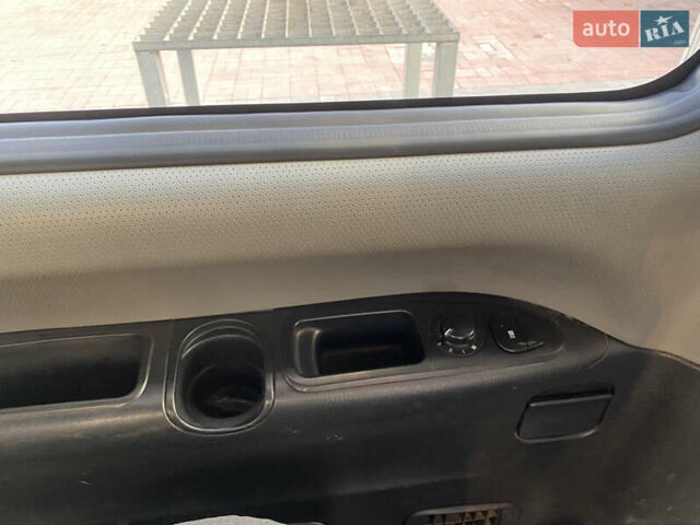 Серый Хендай H-1, объемом двигателя 2.48 л и пробегом 311 тыс. км за 5799 $, фото 26 на Automoto.ua