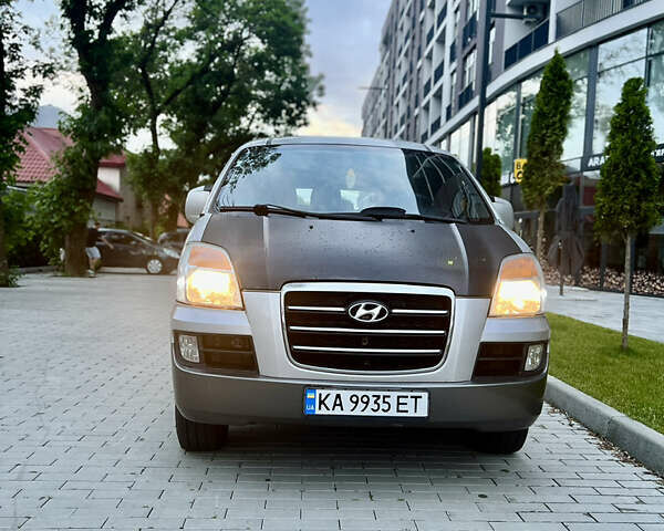 Серый Хендай H-1, объемом двигателя 2.35 л и пробегом 313 тыс. км за 8000 $, фото 1 на Automoto.ua