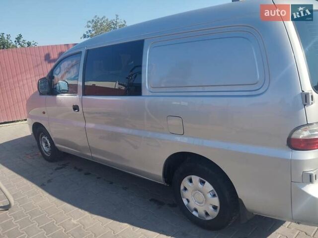 Серый Хендай H-1, объемом двигателя 2.35 л и пробегом 250 тыс. км за 4800 $, фото 5 на Automoto.ua