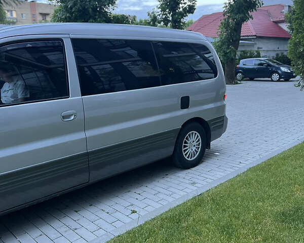 Серый Хендай H-1, объемом двигателя 2.35 л и пробегом 313 тыс. км за 8000 $, фото 7 на Automoto.ua