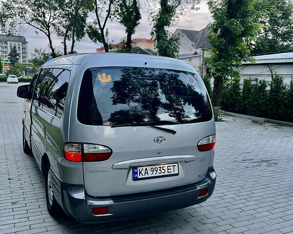 Серый Хендай H-1, объемом двигателя 2.35 л и пробегом 313 тыс. км за 8000 $, фото 3 на Automoto.ua