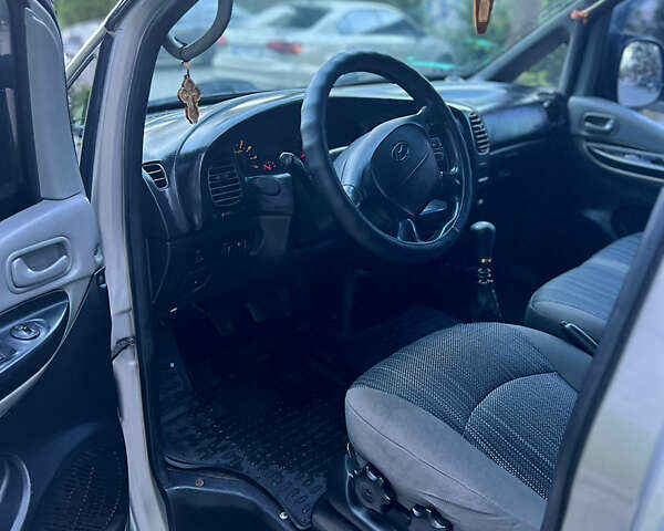 Серый Хендай H-1, объемом двигателя 2.35 л и пробегом 313 тыс. км за 8000 $, фото 12 на Automoto.ua