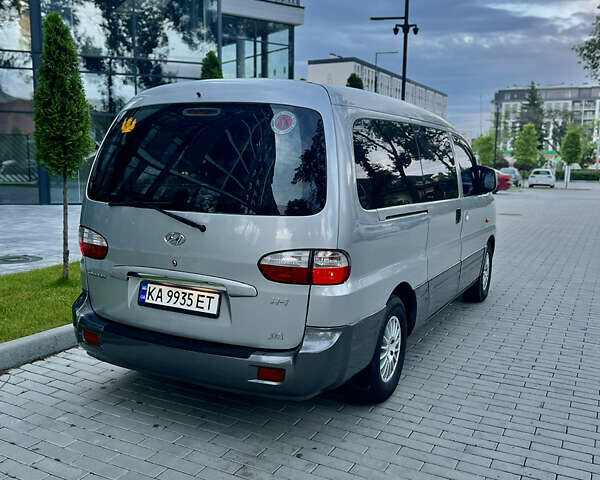 Серый Хендай H-1, объемом двигателя 2.35 л и пробегом 313 тыс. км за 8000 $, фото 4 на Automoto.ua