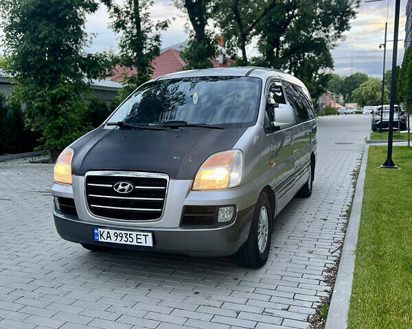 Серый Хендай H-1, объемом двигателя 2.35 л и пробегом 313 тыс. км за 8000 $, фото 2 на Automoto.ua