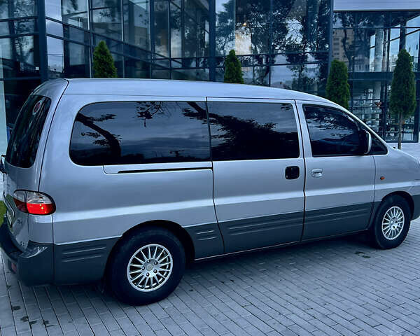 Серый Хендай H-1, объемом двигателя 2.35 л и пробегом 313 тыс. км за 8000 $, фото 6 на Automoto.ua