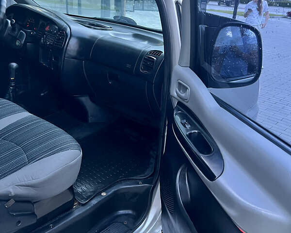 Серый Хендай H-1, объемом двигателя 2.35 л и пробегом 313 тыс. км за 8000 $, фото 16 на Automoto.ua