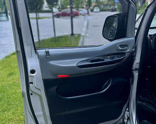 Серый Хендай H-1, объемом двигателя 2.35 л и пробегом 313 тыс. км за 8000 $, фото 11 на Automoto.ua