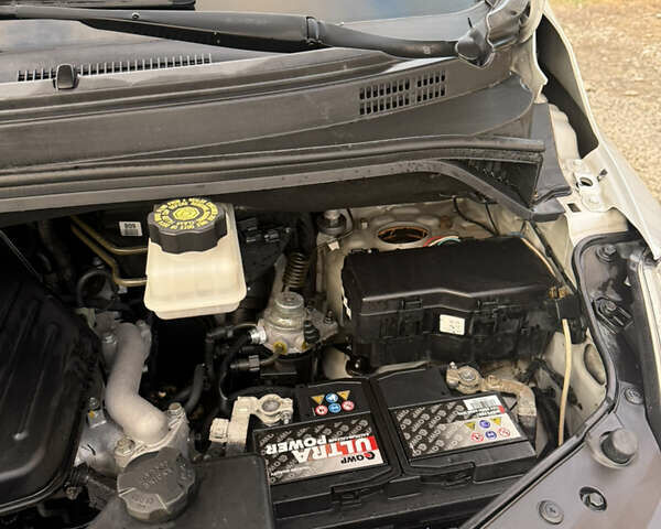 Сірий Хендай H-1, об'ємом двигуна 2.5 л та пробігом 265 тис. км за 6900 $, фото 14 на Automoto.ua