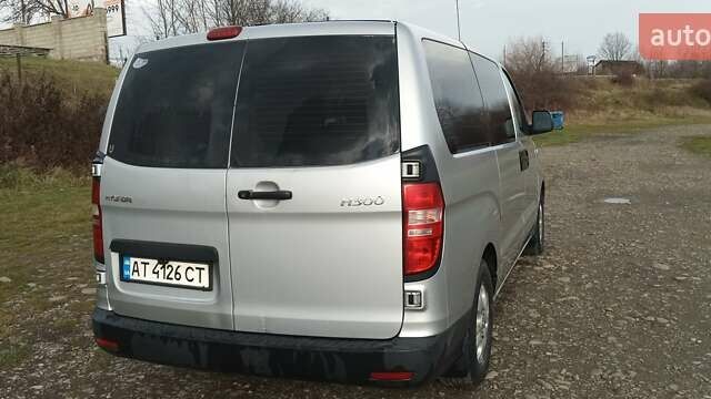 Серый Хендай H-1, объемом двигателя 2.5 л и пробегом 311 тыс. км за 8700 $, фото 21 на Automoto.ua