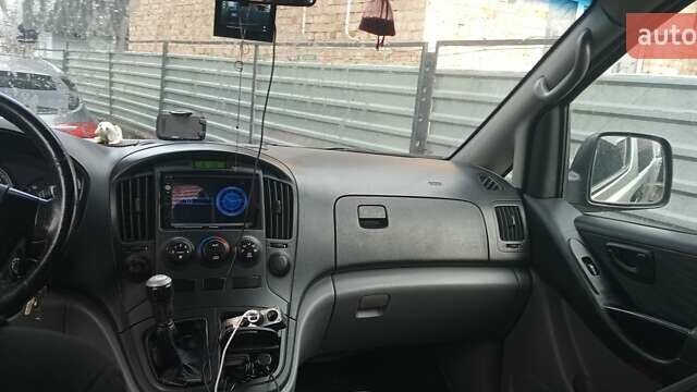 Серый Хендай H-1, объемом двигателя 2.5 л и пробегом 311 тыс. км за 8700 $, фото 5 на Automoto.ua