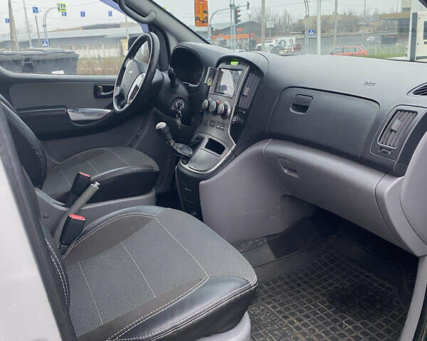 Серый Хендай H-1, объемом двигателя 2.5 л и пробегом 239 тыс. км за 8500 $, фото 25 на Automoto.ua