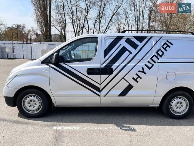 Серый Хендай H-1, объемом двигателя 2.5 л и пробегом 270 тыс. км за 6800 $, фото 1 на Automoto.ua