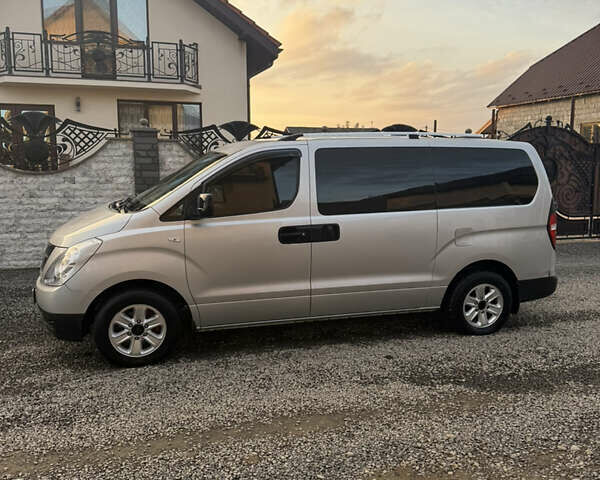 Сірий Хендай H-1, об'ємом двигуна 2.5 л та пробігом 265 тис. км за 6900 $, фото 1 на Automoto.ua