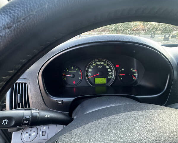 Серый Хендай H-1, объемом двигателя 2.5 л и пробегом 193 тыс. км за 8200 $, фото 11 на Automoto.ua