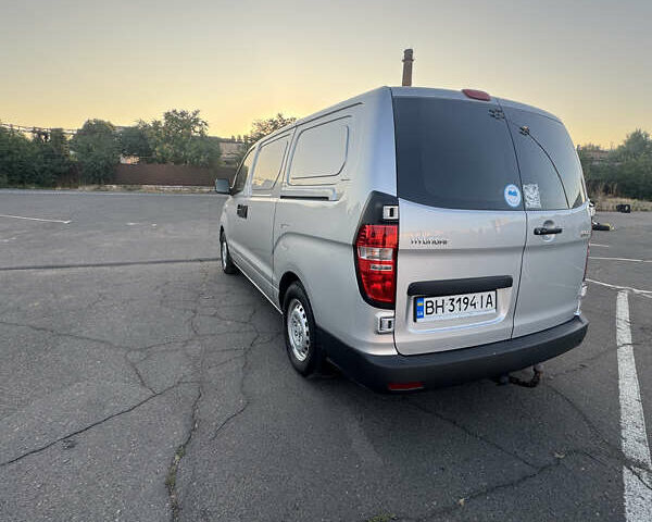 Серый Хендай H-1, объемом двигателя 2.5 л и пробегом 193 тыс. км за 8200 $, фото 6 на Automoto.ua