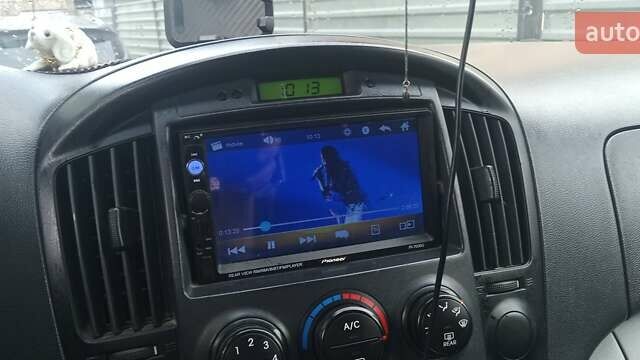 Серый Хендай H-1, объемом двигателя 2.5 л и пробегом 311 тыс. км за 8700 $, фото 8 на Automoto.ua