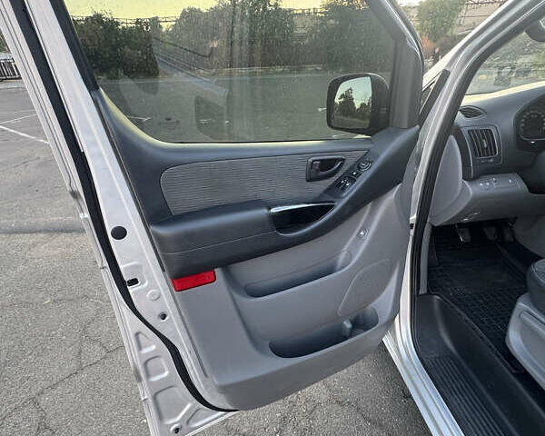 Серый Хендай H-1, объемом двигателя 2.5 л и пробегом 193 тыс. км за 8200 $, фото 10 на Automoto.ua