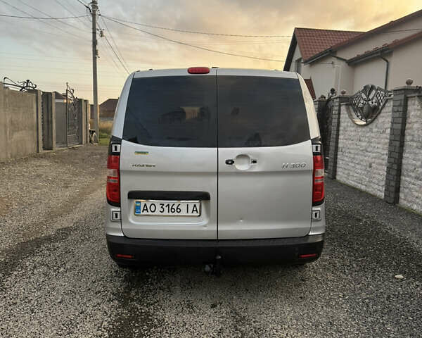 Сірий Хендай H-1, об'ємом двигуна 2.5 л та пробігом 265 тис. км за 6900 $, фото 3 на Automoto.ua