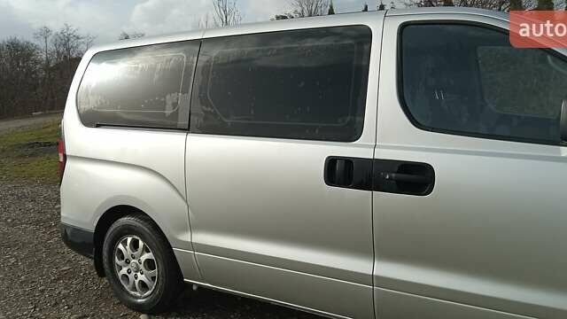 Серый Хендай H-1, объемом двигателя 2.5 л и пробегом 311 тыс. км за 8700 $, фото 20 на Automoto.ua