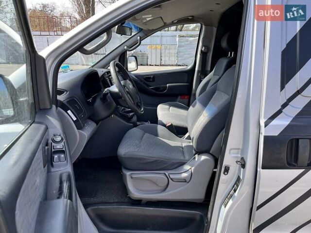 Серый Хендай H-1, объемом двигателя 2.5 л и пробегом 270 тыс. км за 6800 $, фото 9 на Automoto.ua