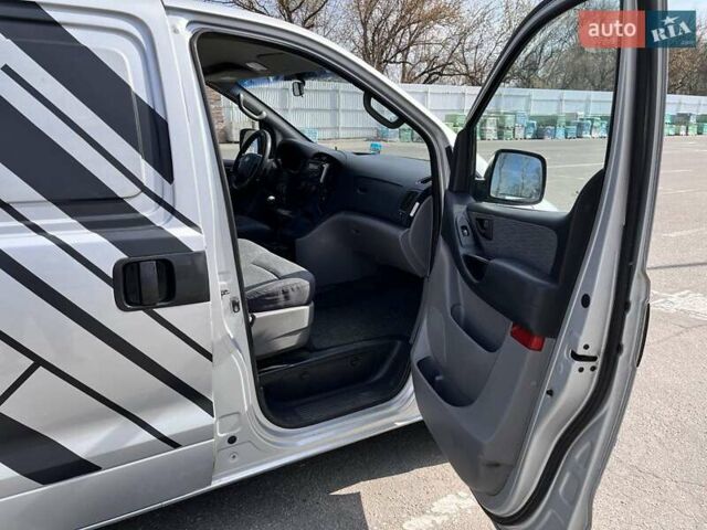 Серый Хендай H-1, объемом двигателя 2.5 л и пробегом 270 тыс. км за 6800 $, фото 14 на Automoto.ua
