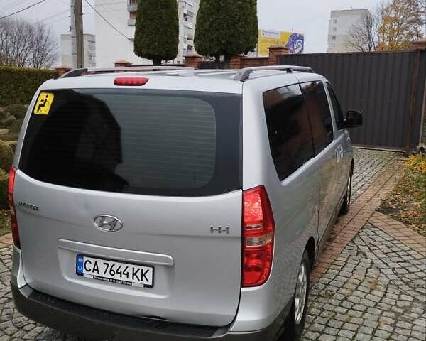Серый Хендай H-1, объемом двигателя 2.5 л и пробегом 324 тыс. км за 7999 $, фото 7 на Automoto.ua