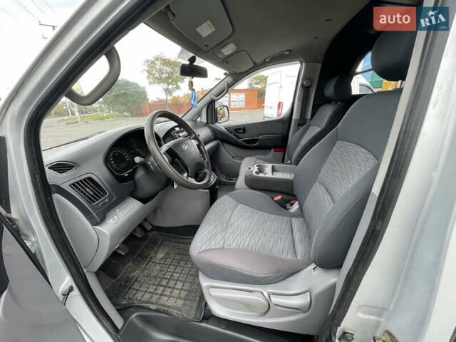 Серый Хендай H-1, объемом двигателя 2.5 л и пробегом 250 тыс. км за 8200 $, фото 14 на Automoto.ua