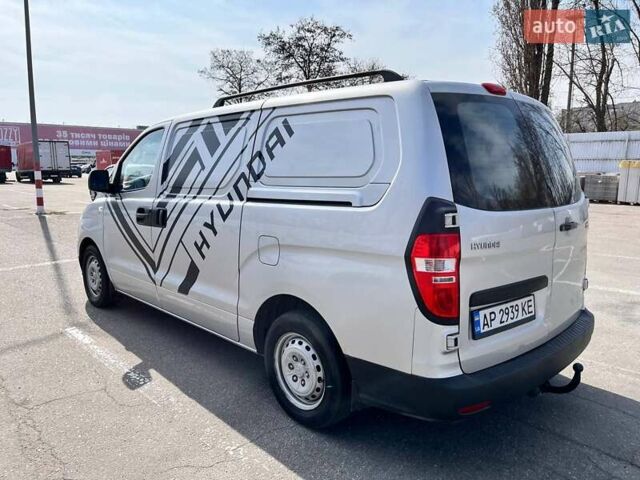 Серый Хендай H-1, объемом двигателя 2.5 л и пробегом 270 тыс. км за 6800 $, фото 2 на Automoto.ua