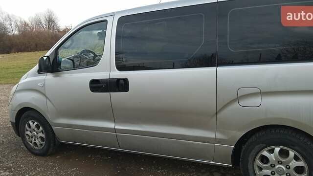 Серый Хендай H-1, объемом двигателя 2.5 л и пробегом 311 тыс. км за 8700 $, фото 23 на Automoto.ua