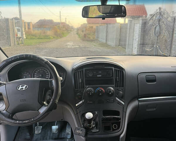 Сірий Хендай H-1, об'ємом двигуна 2.5 л та пробігом 265 тис. км за 6900 $, фото 17 на Automoto.ua