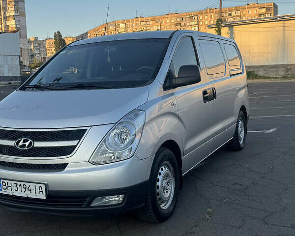 Серый Хендай H-1, объемом двигателя 2.5 л и пробегом 193 тыс. км за 8200 $, фото 1 на Automoto.ua