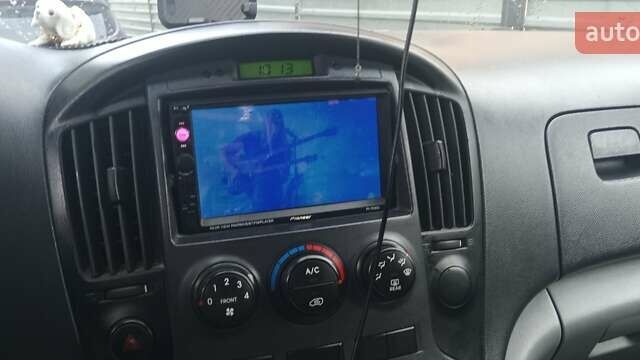 Серый Хендай H-1, объемом двигателя 2.5 л и пробегом 311 тыс. км за 8700 $, фото 7 на Automoto.ua