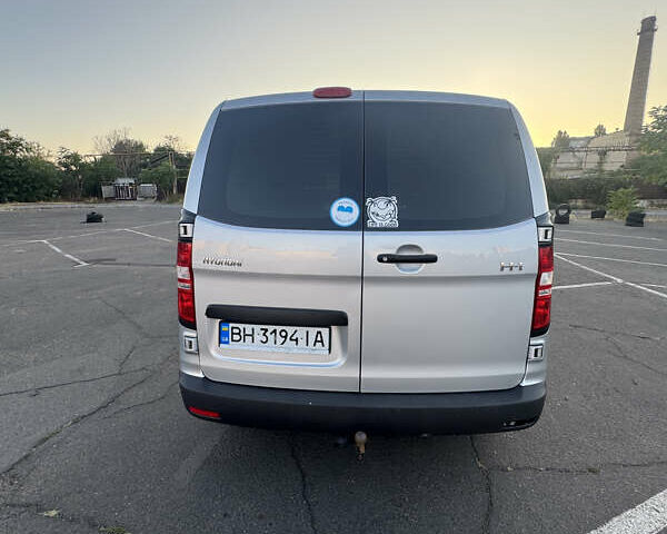 Серый Хендай H-1, объемом двигателя 2.5 л и пробегом 193 тыс. км за 8200 $, фото 5 на Automoto.ua